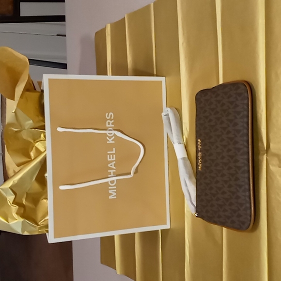 Michael Kors Jet Set LARGE Logo Wristlet NWT 8.5 x 5.5 GREAT PRICE - Picture 7 of 7